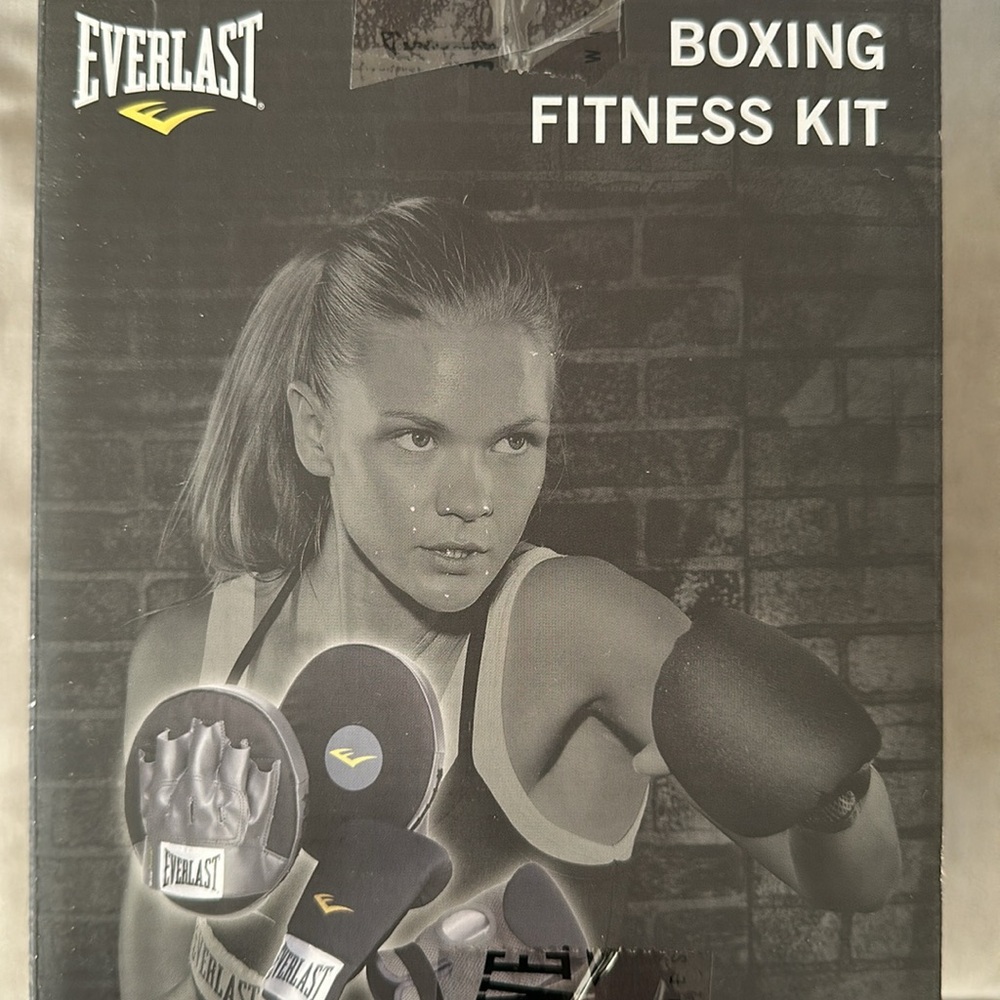 Brand new never used everlast boxing fitness kit includes punching mitts/gloves